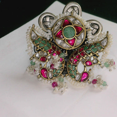Gold Pendant Featuring a Cabochon Emerald